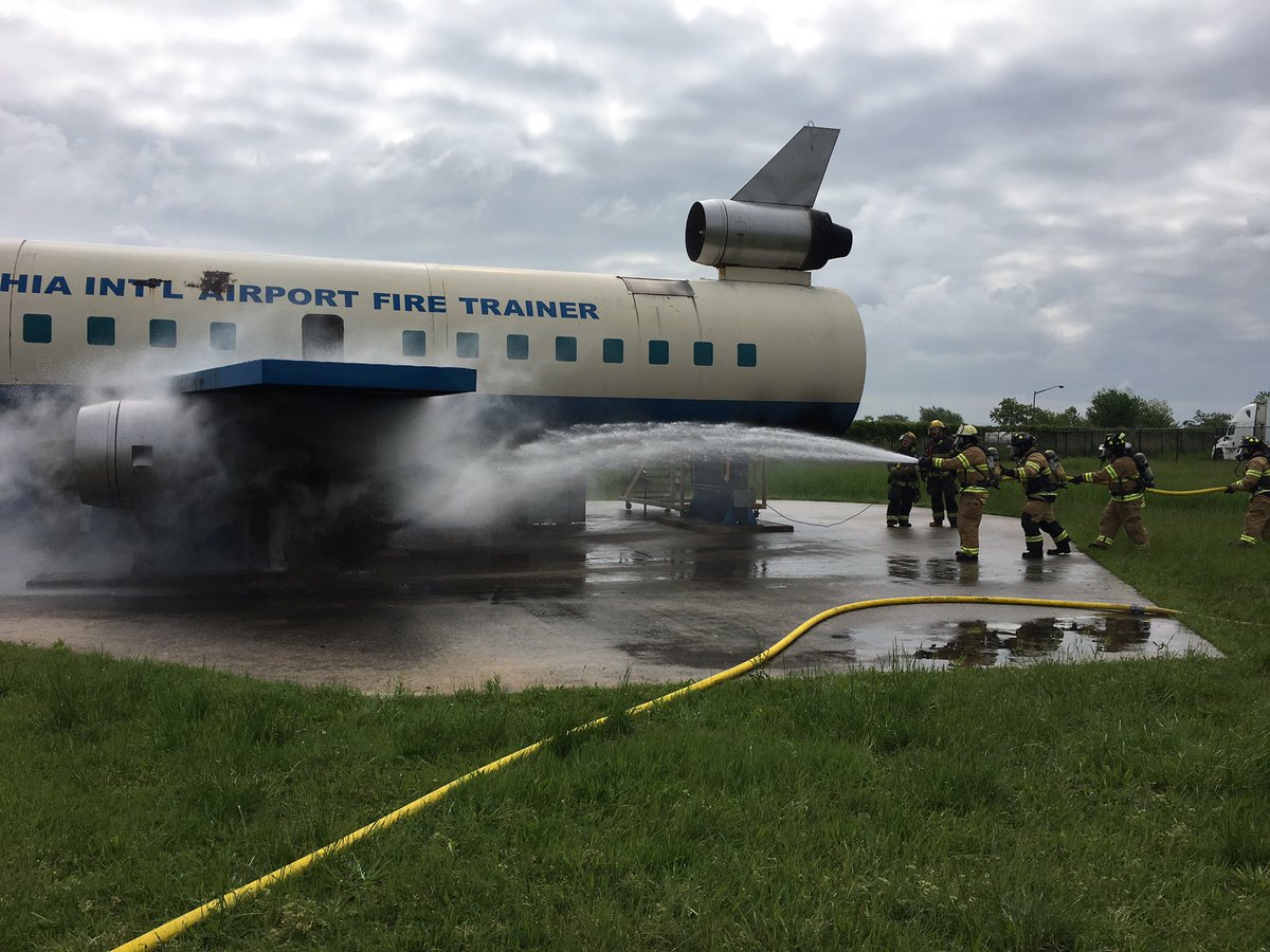 BobbyCorgi123's tweet photo. We welcome our partners from @BoeingDefense and Sikorsky Coatesville for more #ARFF training with @PhillyFireDept @PHLAirport We are #strongtogether in protecting our flight crews and traveling public. https://t.co/CC4nYm3Ui4