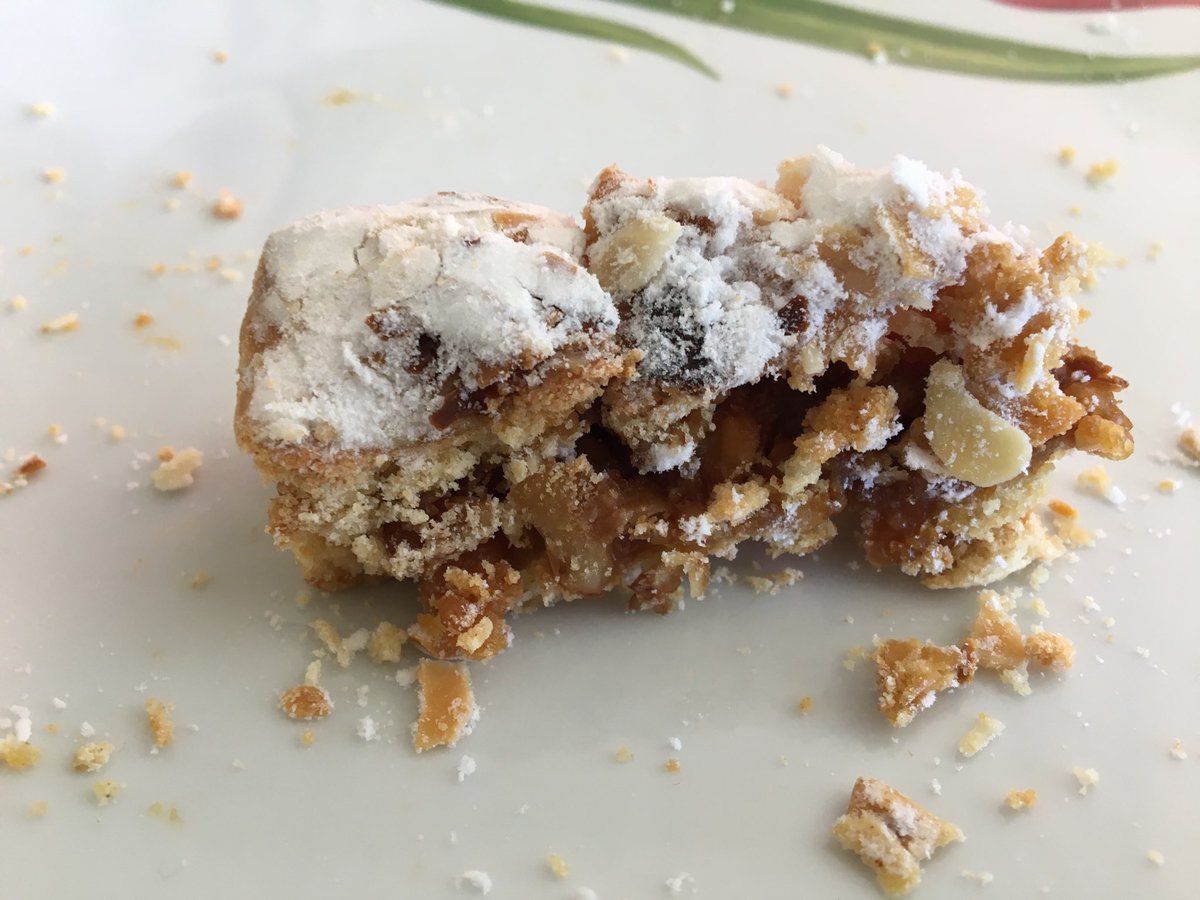 quiritcurie's tweet image. Maïwenn nous fait déguster cet après-midi une tarte aux noix qui vient du Larzac. #classedugout