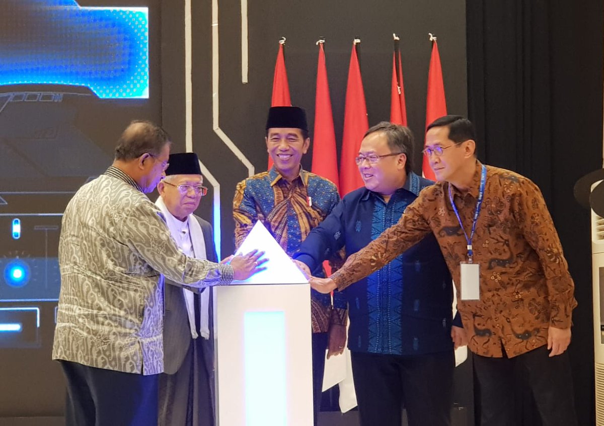 Kiyai_MarufAmin's tweet photo. Alhamdulillah, saya bisa mendampingi @jokowi saat peluncuran Masterplan Ekonomi Syariah Indonesia (MEKSI) 2019-2024 di Bappenas Jakarta, (14/5/2019). 

Semoga peluncuran peta jalan pengembangan ekonomi syariah di Indonesia guna mendorong peningkatan pertumbuhan ekonomi nasional. https://t.co/WWG0kEImRP
