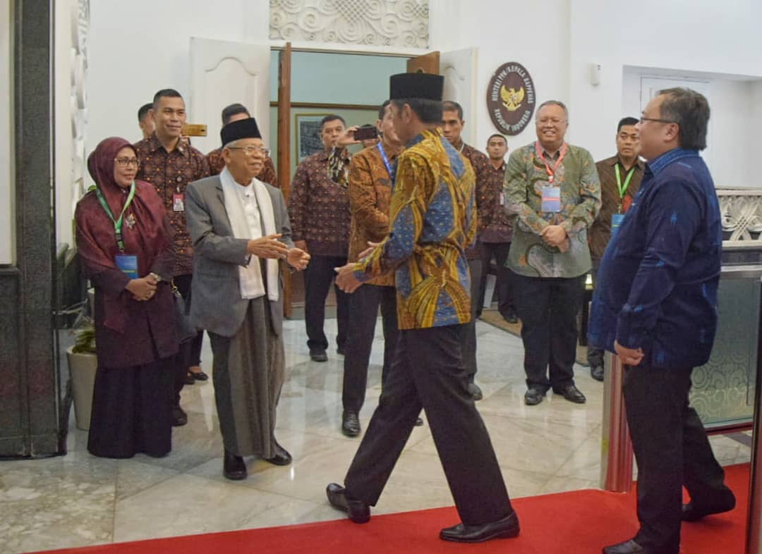 Kiyai_MarufAmin's tweet photo. Alhamdulillah, saya bisa mendampingi @jokowi saat peluncuran Masterplan Ekonomi Syariah Indonesia (MEKSI) 2019-2024 di Bappenas Jakarta, (14/5/2019). 

Semoga peluncuran peta jalan pengembangan ekonomi syariah di Indonesia guna mendorong peningkatan pertumbuhan ekonomi nasional. https://t.co/WWG0kEImRP
