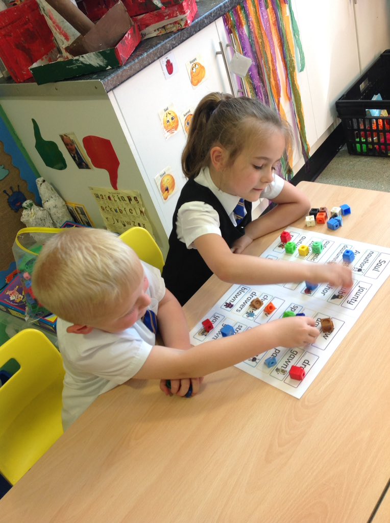 MissKLoweMB1's tweet photo. Lots of phonics fun this afternoon in Year 1!🌟✍🏼☺️ #NeverLessThanOurBest @MertonBankP @MissCookieMB @MrsChuardMB https://t.co/zrbsvIe2fa