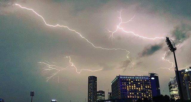 clementsauvage's tweet photo. Sky is angry tonight !
Lightening over @mo_singapore ・・・ #singapore #storm #thunder #thunderstorm #lightning #igerssg #igerssingapore #instastorm
📸 https://t.co/1nlQL9XSWA via https://t.co/J4GUAq56Tc https://t.co/JiLXuh0V1u