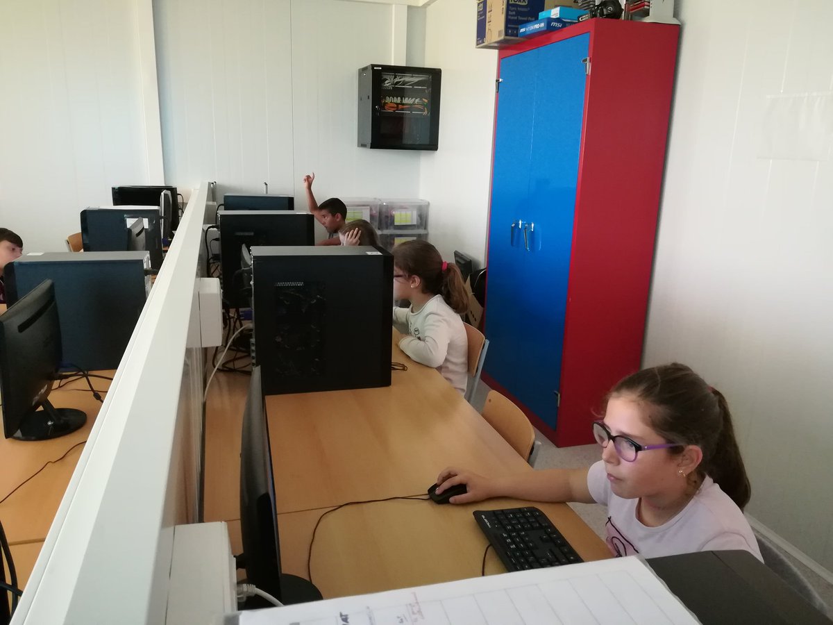 EscMareDeuLledo's tweet photo. A #3rA treballem #geometria a l'aula d'#Informàtica https://t.co/nHgHdoNCiJ