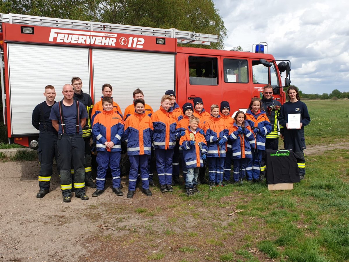 bblonline's tweet photo. #48hAktion Die Jugendfeuerwehr in Leegebruch hat mehrere verschmutzte und vermüllte Stellen im Ort aufgeräumt. #BBLandjugend #landgemacht https://t.co/CjW6z2740v