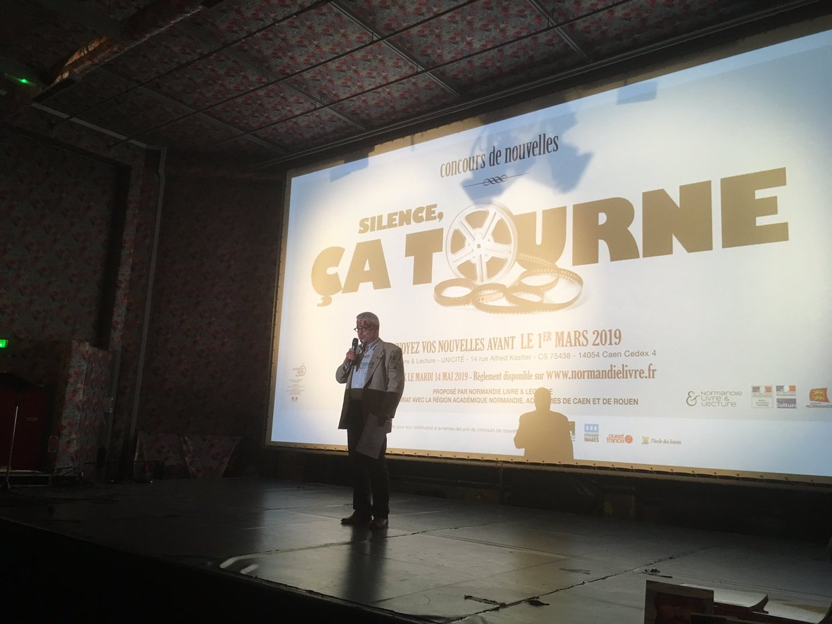 Robert De Laroche, fondateur des éditions la Tour Verte, récompense le prix de la meilleure classe du lycée Marguerite de Navarre d’Alençon et offre l’intégralité de sa collection la muse celluloïd pour le CDI du lycée. <a href="/RegionNormandie/">Région Normandie</a> @normandie_livre