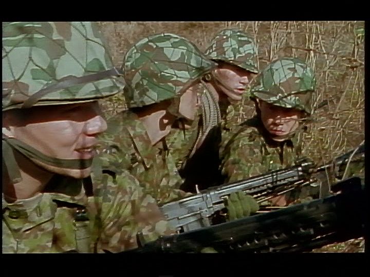 Hound 政治劇や派手な戦闘の自衛隊映画もよいけど こう日常を描いた少し緩々時にシリアスな自衛隊ドラマ とか個人的には見てみたい 踊る大捜査線の自衛隊版というか 日々の問題を描きつつ ドラマとしてのエンターティメント描く感じで 画像は右向け左より