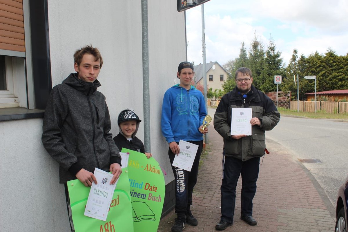 bblonline's tweet photo. #48hAktion Der Fehrbelliner Lesezirkel hat in Zusammenarbeit mit der Bibliothek und dem Medienzentrum OPR bereits gelesene Bücher gesammelt und diese verpackt an Bewohner_innen des Ortes verschenkt. #BBLandjugend #landgemacht https://t.co/uTNMbhUJHY