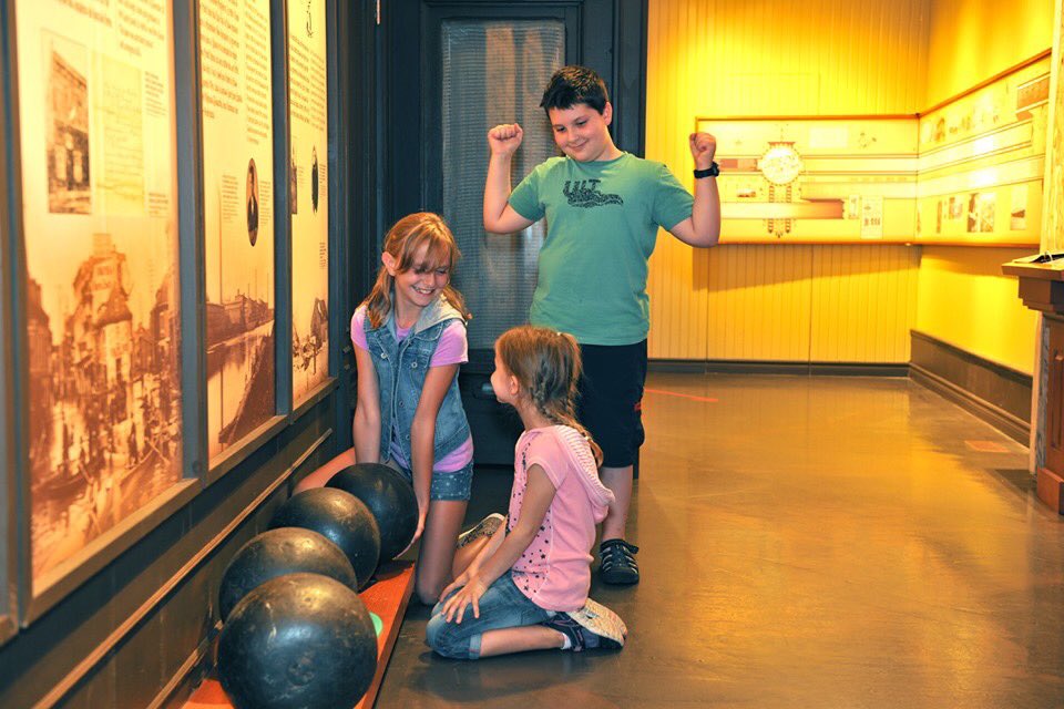 MaisonLouisCyr's tweet photo. Nous avons l'immense honneur d'exposer à notre musée des objets ayant réellement appartenu à Louis Cyr (haltères, malle, meubles, ceinture Fortissimo) ainsi que des costumes et accessoires ayant servi au film. Le saviez-vous?
#MuseumWeek #SecretsMW #Lanaudière #DestinationMatha https://t.co/dPAwLuIYsL