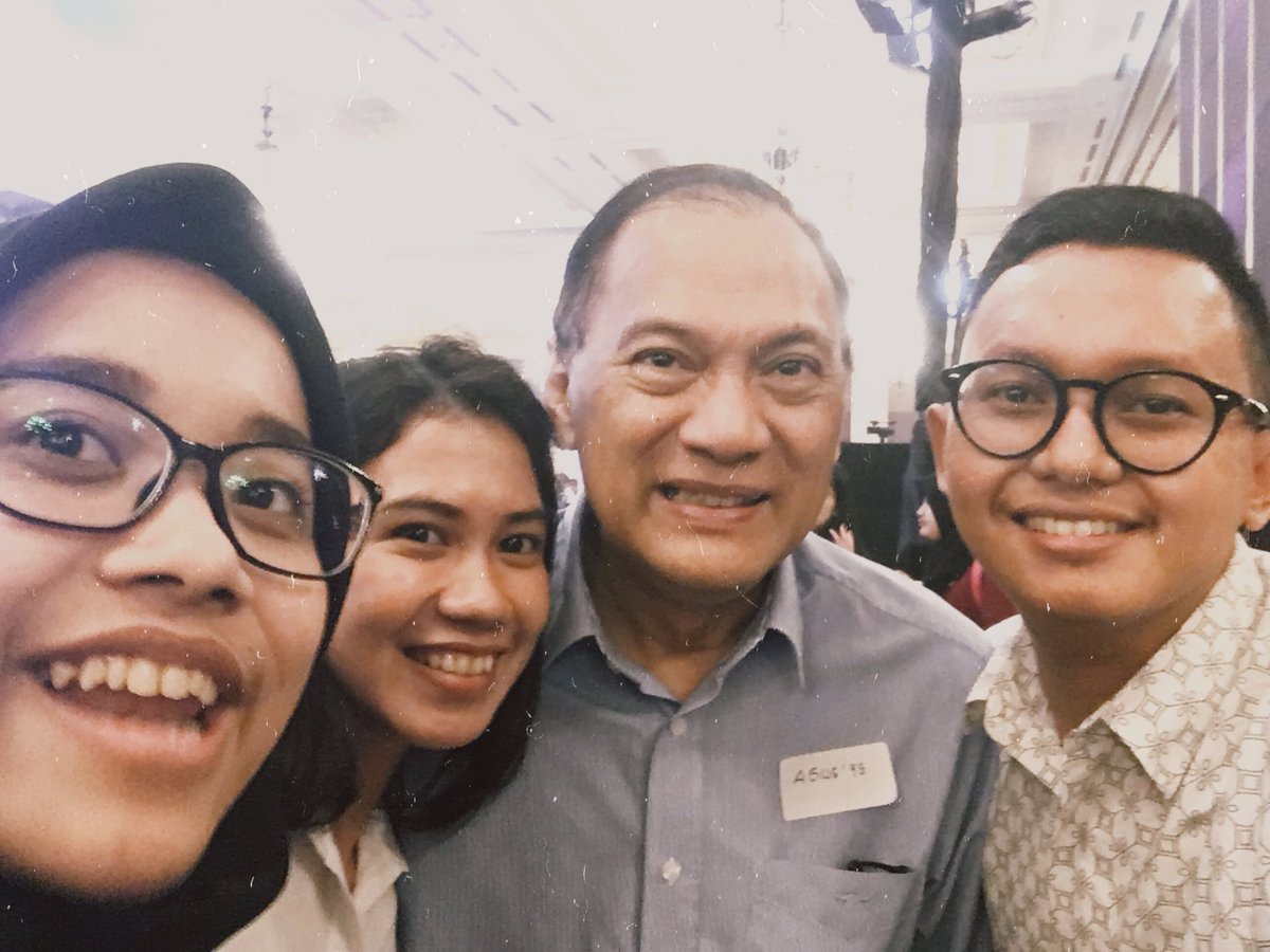rendyadhi's tweet photo. Gagal foto sama ibu menteri ku cinta, dapet nya foto sama bapak ku sayang ini. Sehat2 selalu yaa pak Agus Marto @martowardojo ex gubeenur BI. 2 kali pernah foto bareng bapak semoga ilmu ekonomi nya nular ke saya ya pak hehe
#bukberilunifebui #ilunifebui https://t.co/84Xo4qevaP