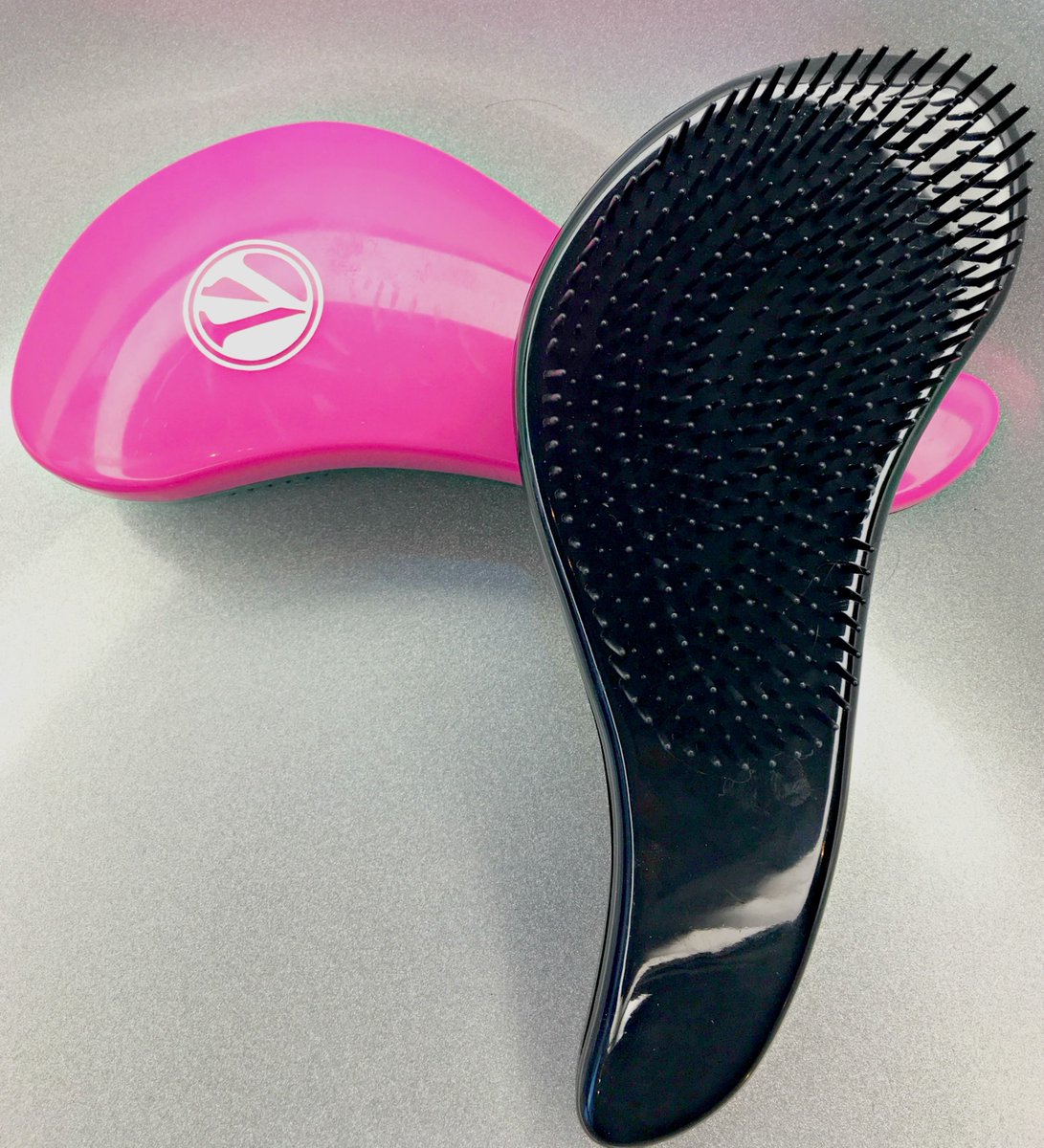 VersusSalon's tweet image. #VersusTipsandTricks : Are you finding that the process of detangling is damaging your hair and causing you pain? 😧  Try a Tangle Teaser Comb which is specially designed to be snag-free and detangle your tresses gently 😍  Available in-salon and on versussalon.com