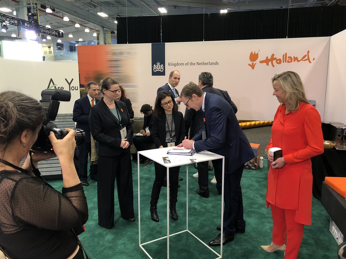 Janus Hoeks (Intemo) and Tara Pham (@Numina) in presence of Vice Prime Minister of The Netherlands / Minister of Interiors Kajsa Ollongren and Vice Mayor of Helmond Cathalijne Dortmans signing a contract on data collection to improve city life #SCNY19