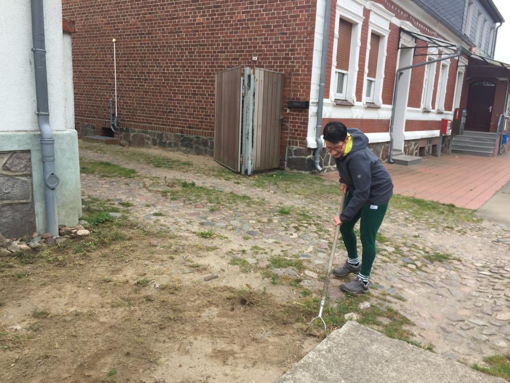 bblonline's tweet photo. #48hAktion Der Jugendclub Lindenberg war mit Streicharbeiten am Eingangsbereich sowie mit einer Unkraut- und Bepflanzungsaktion rund ums Gemeinschaftshaus / den Jugendclub beschäftigt. #BBLandjugend #landgemacht https://t.co/gOJJCQ4Ebx