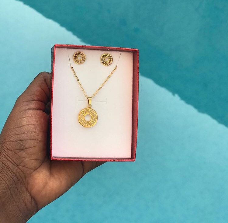 Non tarnish everyday Necklace available for immediate delivery/pickup.Won't fade or wash, you can wear it everyday Price: 2500Comes with earrings and a boxSend a dm to order