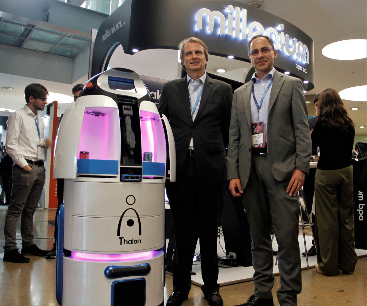 Portafolioco's tweet photo. #EnVideo El robot colombiano que promete revolucionar el servicio en hoteles https://t.co/gn6IhMLY97 https://t.co/isPSMktthP