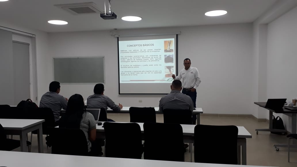 Nurexlubricants's tweet photo. #Proquimsa en formación a nuestros aliados, pues consideramos que es una fortaleza transmitir la experiencia y conocimientos a nuestro clientes aliados. #grasas #aceites #resinas #epoxicas #Nurex #ErgonArmor #Proquimsa https://t.co/jkvoYzRCyQ