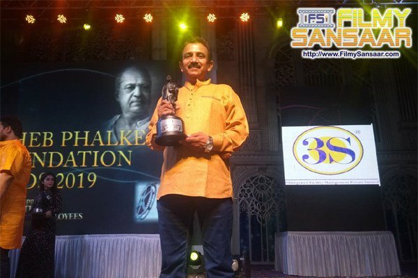 FilmySansaar's tweet photo. JAYANT GILATAR WINS BEST DIRECTOR AWARD AT THE DADASAHEB PHALKE FILM FOUNDATION https://t.co/RfobteTvVn https://t.co/LM09O8Mtox