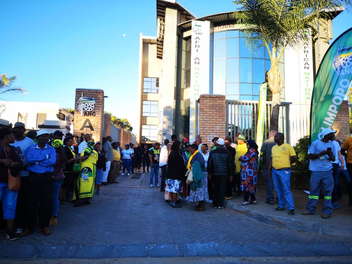 ANCLimpopo's tweet photo. THANK YOU LIMPOPO
We are outside Frans Mohlala House in Biccard Street, Polokwane for the ANC Limpopo Thank You mini-rally to enable provincial leadership to express gratitude to the voters, ANC supporters and members. https://t.co/Pjh20aXey9