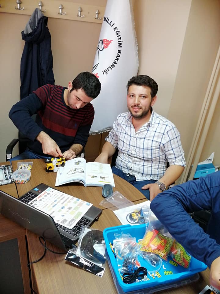 robotsepeti's tweet image. Kayseri / Sarız&apos;da Eğitmen Eğitimi Başladı...

STEAM Education Association Temel Robotik Kodlama Eğitmen Eğitimi&apos;nde ROBOTIS Dream II School Set&apos;lerle kodlama için montajlar yapılıyor.

#robotis #robotsepeti #steamcupturkey #robotiseducation