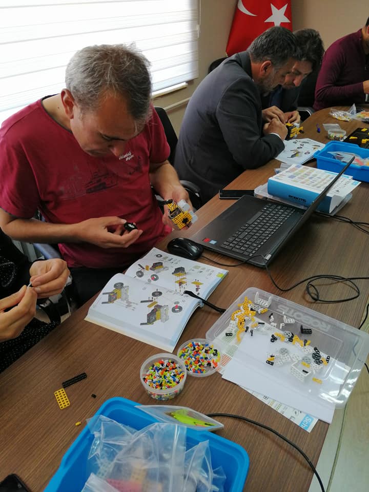 robotsepeti's tweet image. Kayseri / Sarız&apos;da Eğitmen Eğitimi Başladı...

STEAM Education Association Temel Robotik Kodlama Eğitmen Eğitimi&apos;nde ROBOTIS Dream II School Set&apos;lerle kodlama için montajlar yapılıyor.

#robotis #robotsepeti #steamcupturkey #robotiseducation