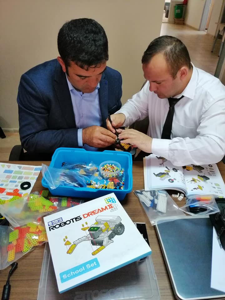 robotsepeti's tweet image. Kayseri / Sarız&apos;da Eğitmen Eğitimi Başladı...

STEAM Education Association Temel Robotik Kodlama Eğitmen Eğitimi&apos;nde ROBOTIS Dream II School Set&apos;lerle kodlama için montajlar yapılıyor.

#robotis #robotsepeti #steamcupturkey #robotiseducation