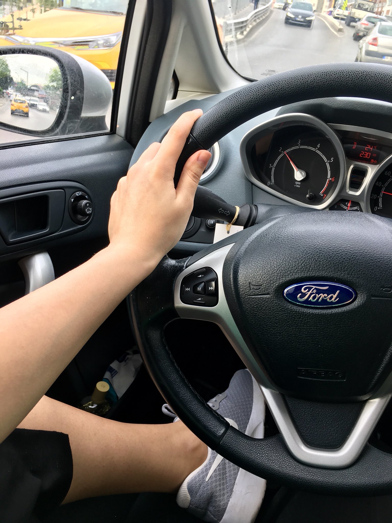 Komşu Kızı on X: Kimse bizim araba sürme stilimize karışamaz.  t.coBocZdDSQXc  X