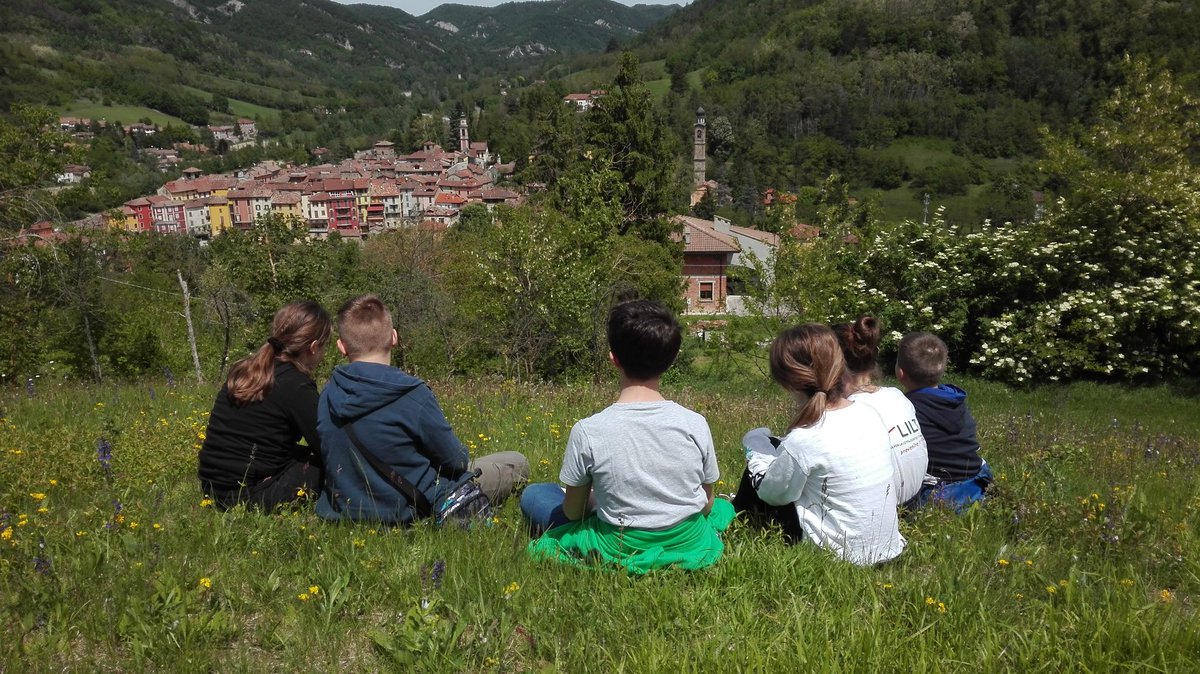 Denise_gioco's tweet photo. @Ic_Viguzzolo Escursione in Val Curone per il progetto "Guardiani dell'Ambiente: a scuola nella Natura" prof. Di Bella @Denise.gioco #natura #ambiente raccolta e osservazione sul campo e analisi in laboratorio #botanica #scienzenaturali https://t.co/qt22Vb0dc0