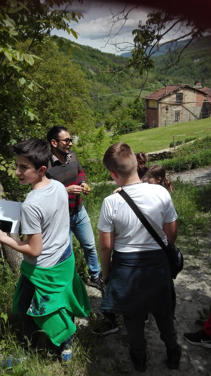 Denise_gioco's tweet photo. @Ic_Viguzzolo Escursione in Val Curone per il progetto "Guardiani dell'Ambiente: a scuola nella Natura" prof. Di Bella @Denise.gioco #natura #ambiente raccolta e osservazione sul campo e analisi in laboratorio #botanica #scienzenaturali https://t.co/qt22Vb0dc0