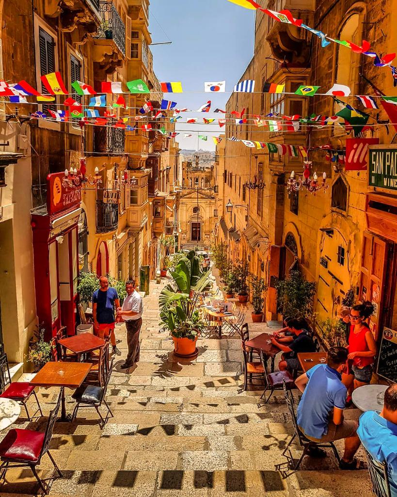 Possibly the perfect street to enjoy an Aperol Spritz on 🥰 🌇