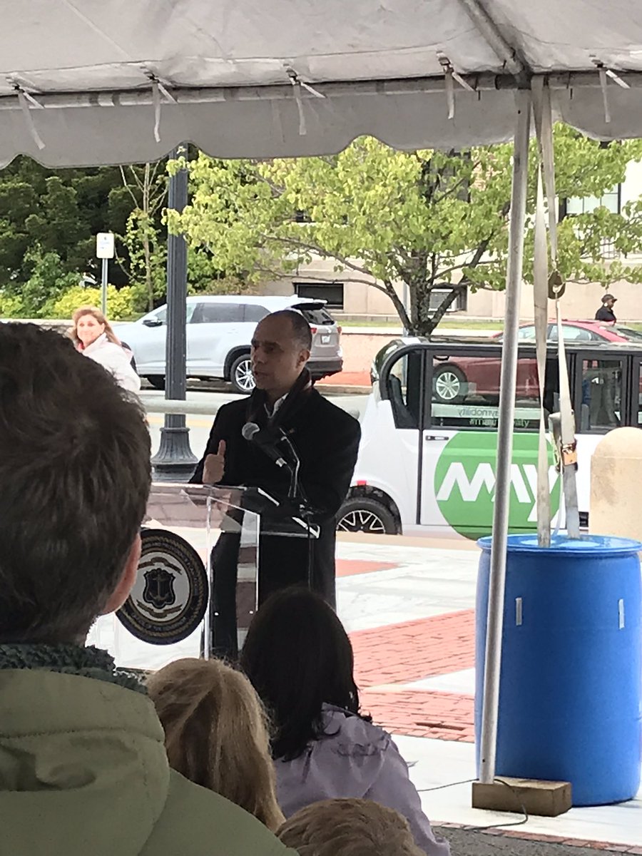 “Connecting people to institutions . Connecting people to opportunities . Connecting people to people.” @Jorge_Elorza #MayMobility #DriveLessLiveMore