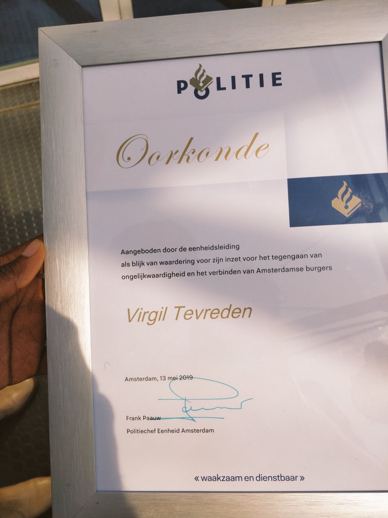 Oorkonde, aangeboden door @Politie_Adam aan onze eigenste meester Virgil van stichting Jongeren-die-het-Kunnen..! #trots #naschoolsaanbod #burgerschapsontwikkeling

<a href="/J_Die_K/">Jongerendiehetkunnen</a> <a href="/StgOrion/">Stichting Orion</a> @EPJO_2018 <a href="/AmsterdamNL/">Gemeente Amsterdam</a>