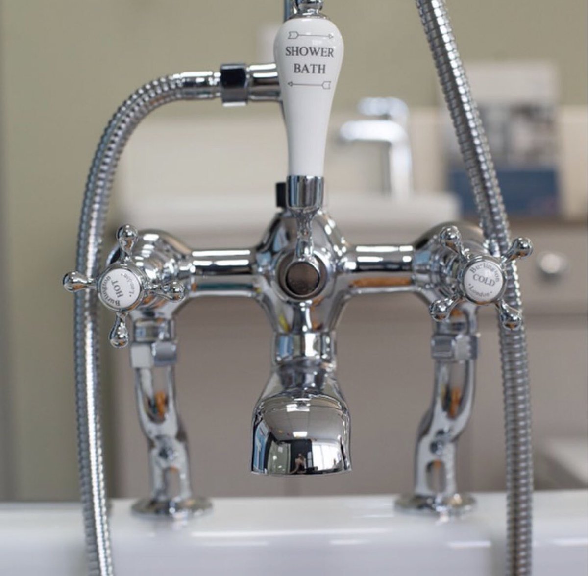 Who else loves the traditional bathroom look? Whether your taste is contemporary or classical, we offer a full range of products from the industry’s leading brands.