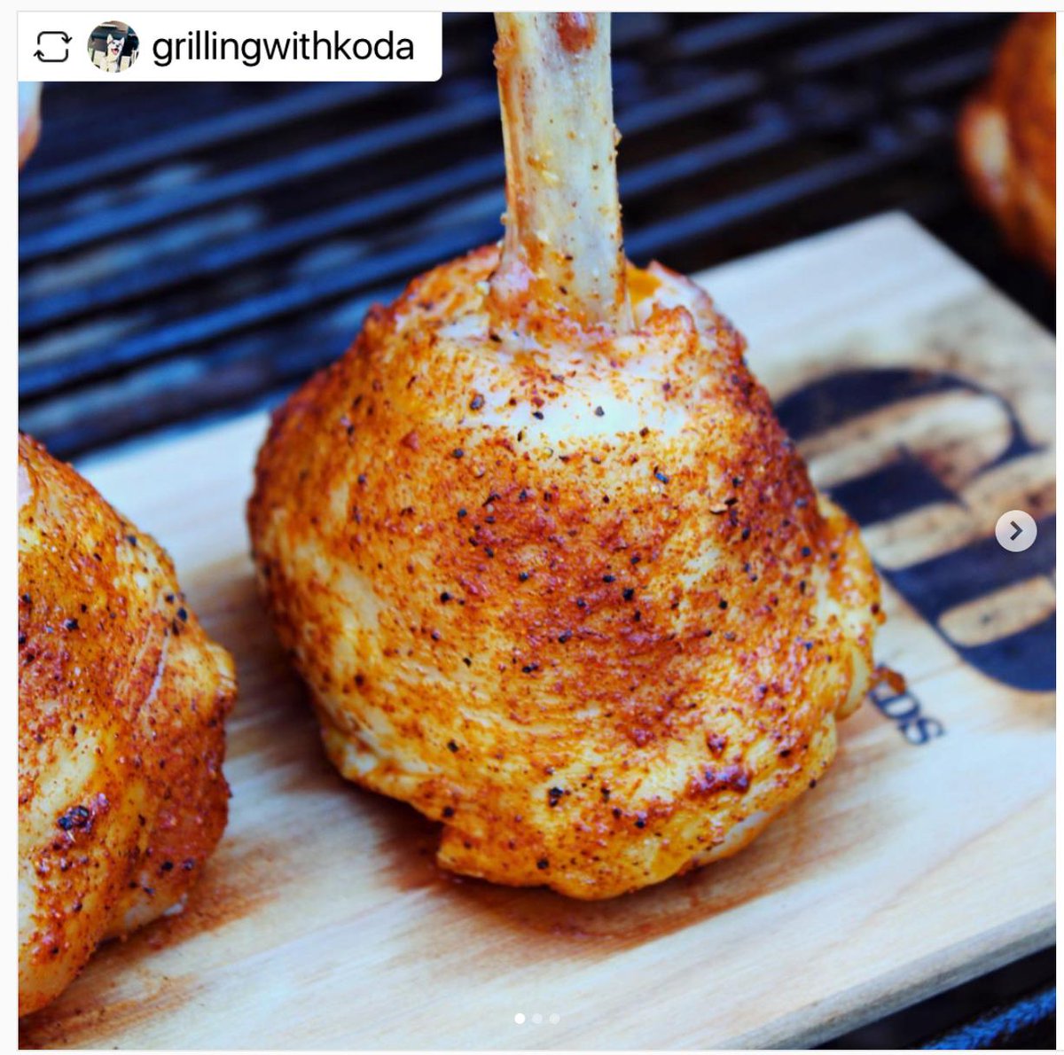 grillingboards's tweet photo. Grilling With Koda ( https://t.co/b8mqGarQJF  ) baked up some beautiful Lollipop Drumsticks on a Grilling Board! 
#LollipopDrumsticks #yum #chicken #whatsfordinner #nomnom #cheftalk #grilling #baking #bbq https://t.co/bBzclRW0DE