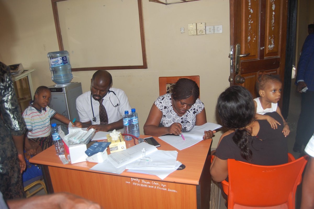 offongumoh's tweet photo. Dr. Ememabasi Bassey addresses participants at the just-concluded free Cardiac Examination exercise at University of Uyo Teaching Hospital https://t.co/zqxr7PrnlI