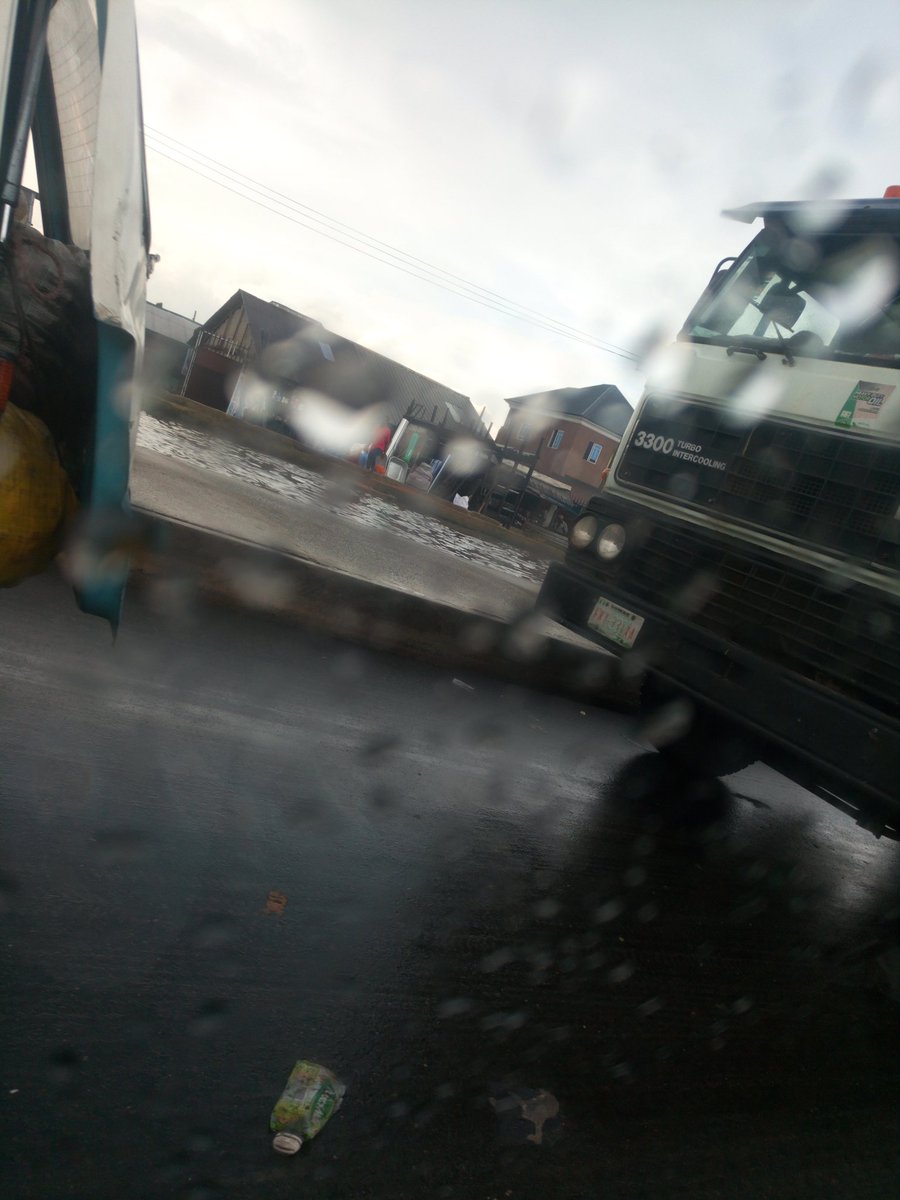 EmpressWodi's tweet image. #PhTraffic 
Escaped the Nkpolu Junction traffic, along East West Road 5hrs ago; came back to struggle with same traffic🙆🤦

And it's not yet raining season... I wonder why nothing is being done about this road