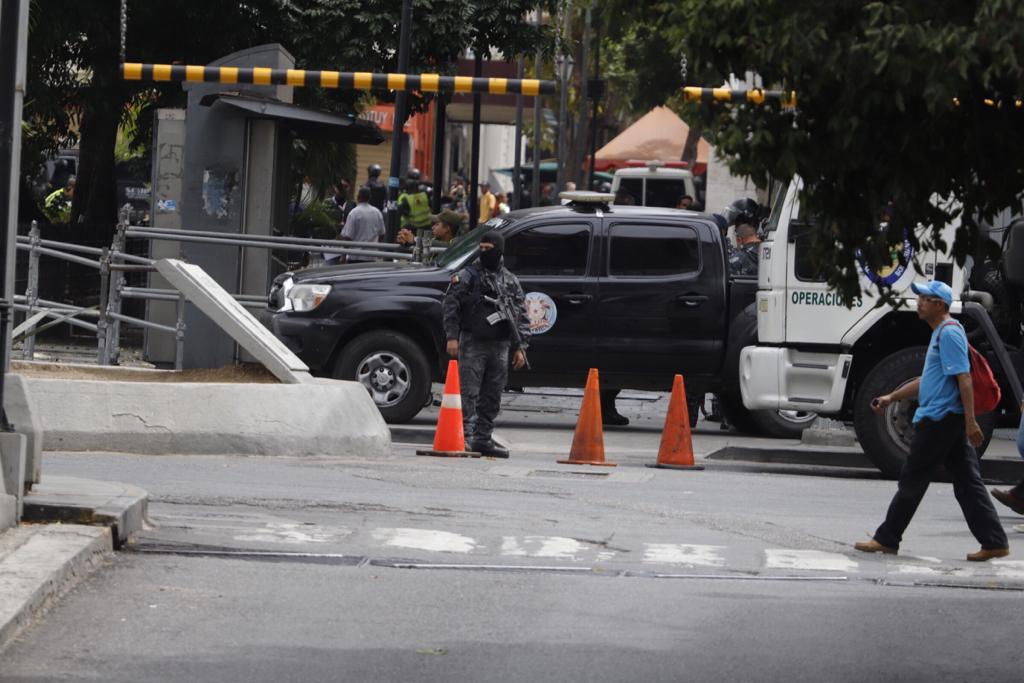 jguaido's tweet photo. Cobarde como es, hace que su banda de persecución política amenace, ya no solo a los diputados electos por el Pueblo, sino también a los trabajadores de la @AsambleaVE #ANPorVenezuela https://t.co/ukuf4Dzhys