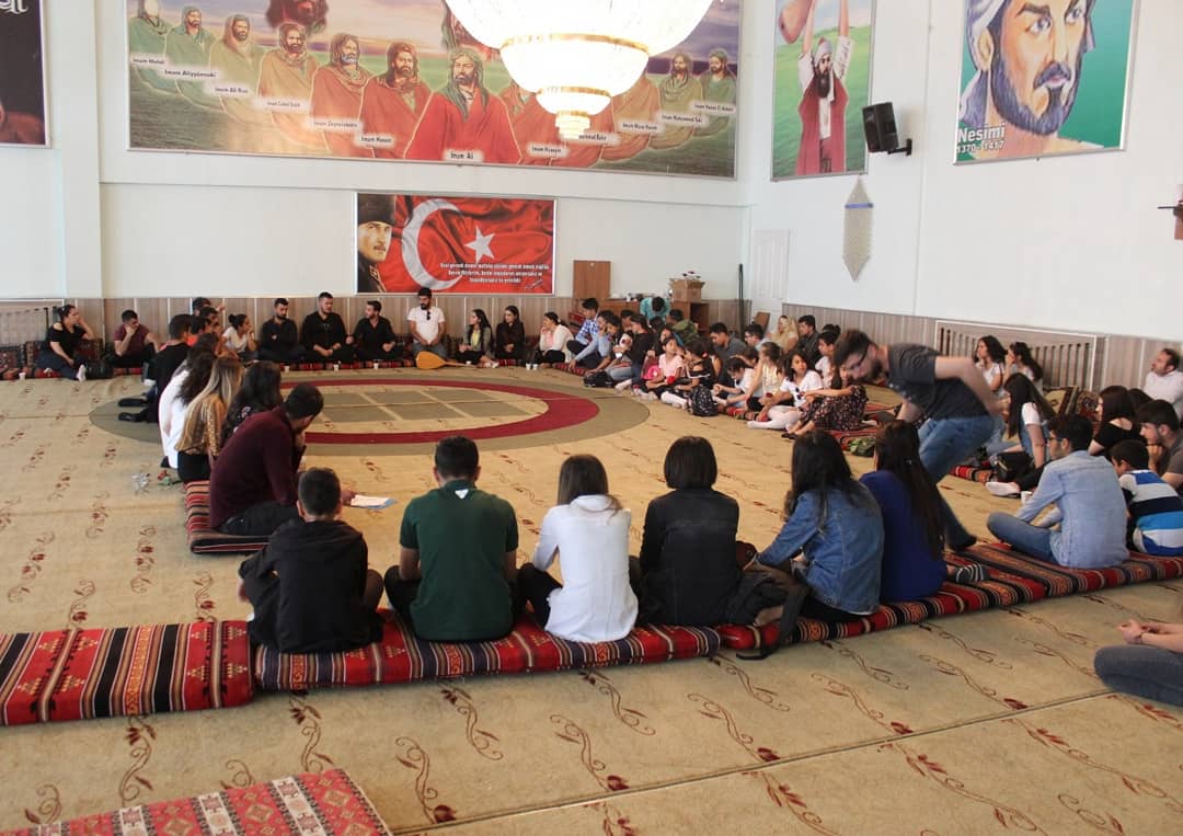 akdgenclik's tweet photo. Cem oluruz biz,can oluruz,cemal cemale oluruz. Kin,nefret,öfke olmaz düşlerde,insan ayrılmaz bir oluruz,sevgidir dilimiz aksanımız bizim. Hızır yoldaşımız ola...
#AKDGençlik #AleviGençler #AleviGençlik #AKDGençlikKolları #AleviKültürDernekleri https://t.co/7zMPwctmzR