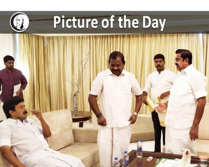 BoseSelva8's tweet photo. முதல்வரா இருக்கும்போதே நமக்கு மரியாதை இல்லை....

பதவி போச்சுன்னா சங்குதான் போல...

#எடப்பாடி_மைண்ட்_வாய்ஸ்... https://t.co/3ytLiyRFHS