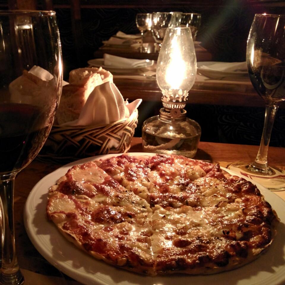 ¡Todo listo para enamorarse!

Luz tenue, música ambientada, platos exquisitos y mucha magia.
En Caripen, cita inolvidable asegurada.✨