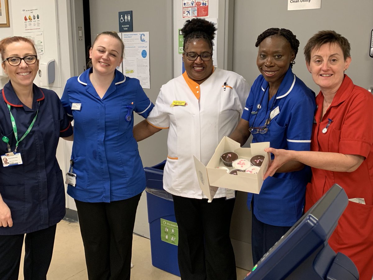 SharonPilditch's tweet photo. Happy IND to our caring nurses in the chemotherapy suite. Enjoy the cakes 🧁🧁🧁 #whitHealth #IND2019 @debbieclatwort1 @WellsSurman https://t.co/nPiiOxFxwg