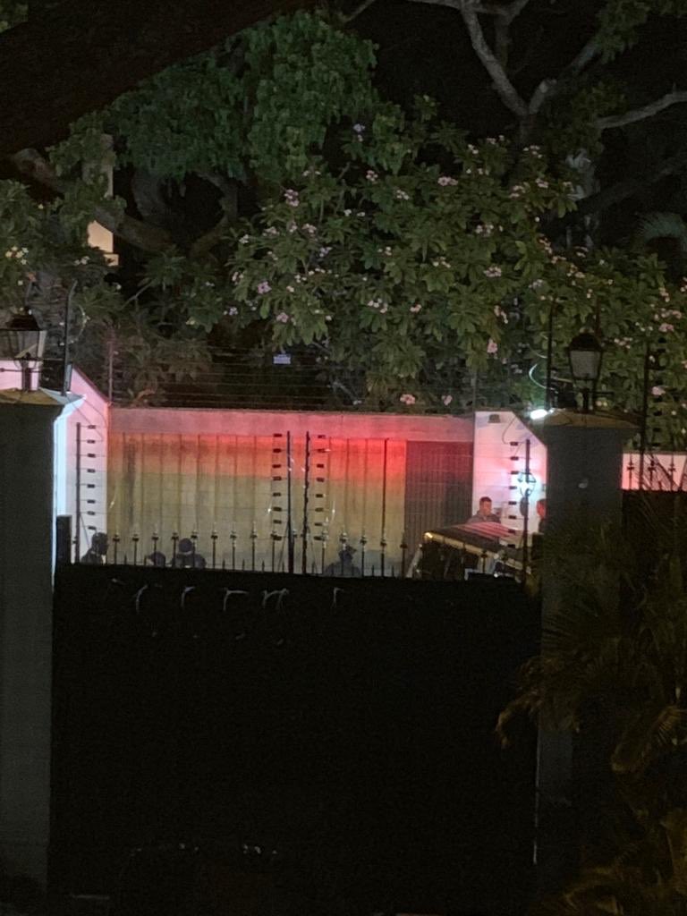 patriciajaniot's tweet photo. ¿A quién están buscando estos agentes del SEBIN frente a la residencia del embajador español en Caracas? ¿O es que se van a atrever a violar la soberanía de una sede diplomática? https://t.co/gNX825h1ya