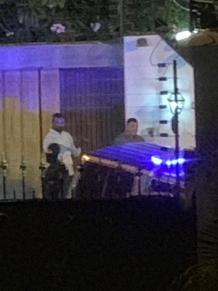 patriciajaniot's tweet photo. ¿A quién están buscando estos agentes del SEBIN frente a la residencia del embajador español en Caracas? ¿O es que se van a atrever a violar la soberanía de una sede diplomática? https://t.co/gNX825h1ya