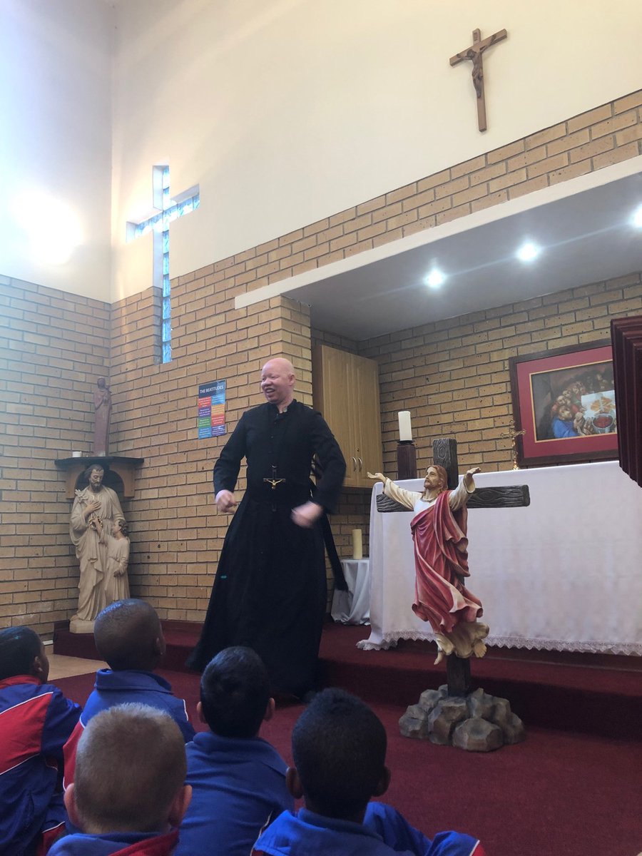vickibolton's tweet photo. ⁦@thaboomi⁩ Chaplains Chat with the Gr 1’s this morning where Fr Thabo shared the story of the road to Emmaus and we had a discussion on BeAttitudes #weloveourchaplain #benniesboys #grade1 #BeAttitudes #gospelvalues #JESUSIsRisen https://t.co/PrONs7Wz1D