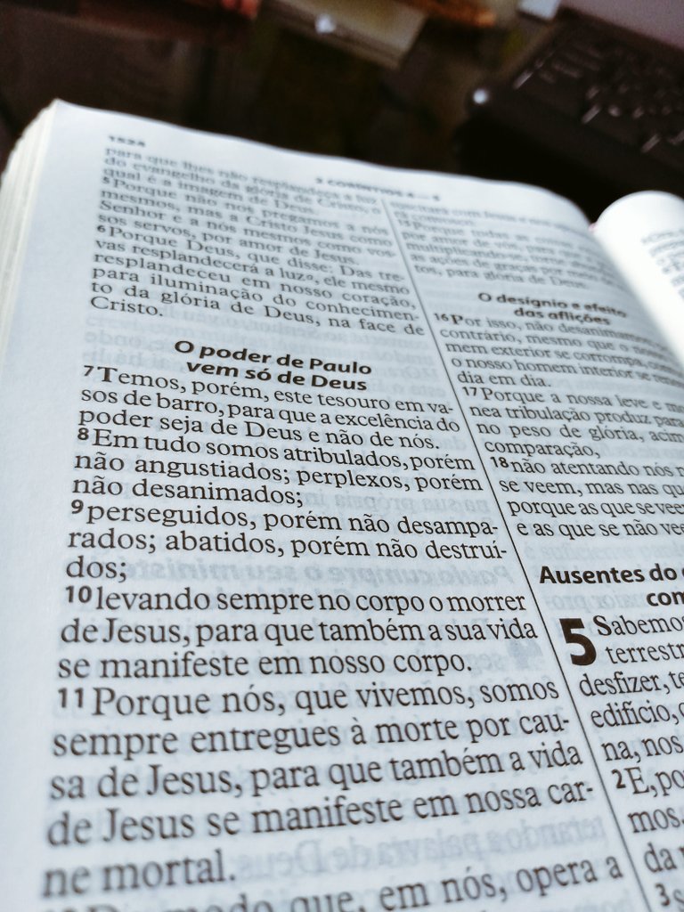 Dear_Writerr's tweet image. Em tudo somos atribulados, porém não angustiados; perplexos, porém não desanimados; perseguidos, porém não desamparados; abatidos, porém não destruídos; levando sempre no corpo o morrer de Jesus, para que também a sua vida se manifeste em nosso corpo.