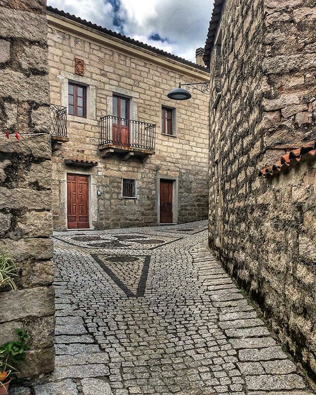 Eneriry's tweet image. 📝
La grandezza è restare
con quel che c'è, 
con quel che siamo.
(Franco Arminio)
📌 #Aggius #Paesitudine bit.ly/2E9YxC3