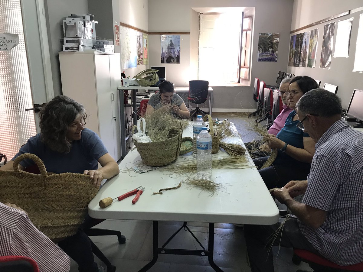 Tito_Vol's tweet photo. Seguimos con el taller de esparto, pronto empezaremos a subir contenido al canal de YouTube. @RedGuadalinfo @ArriateAyto #talleresparto #artesania #guadalinfo #Arriate https://t.co/f22mluOTGz