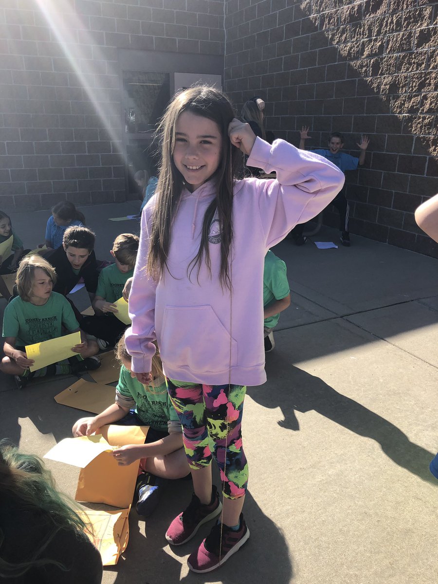 van_tastic6's tweet image. Opening our our freshly unburied time capsules! #rooneyranch #jeffcogenerations #curiousclassroom