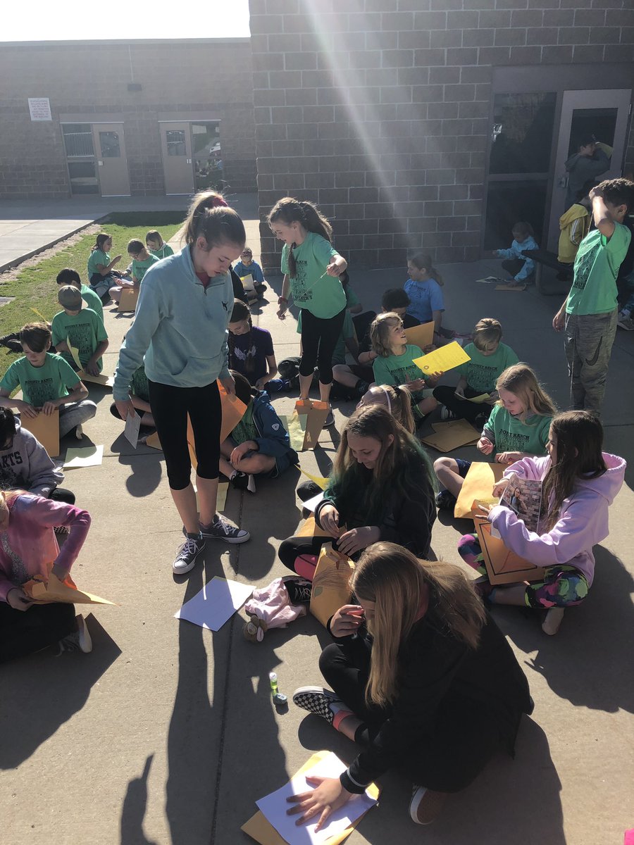 van_tastic6's tweet image. Opening our our freshly unburied time capsules! #rooneyranch #jeffcogenerations #curiousclassroom