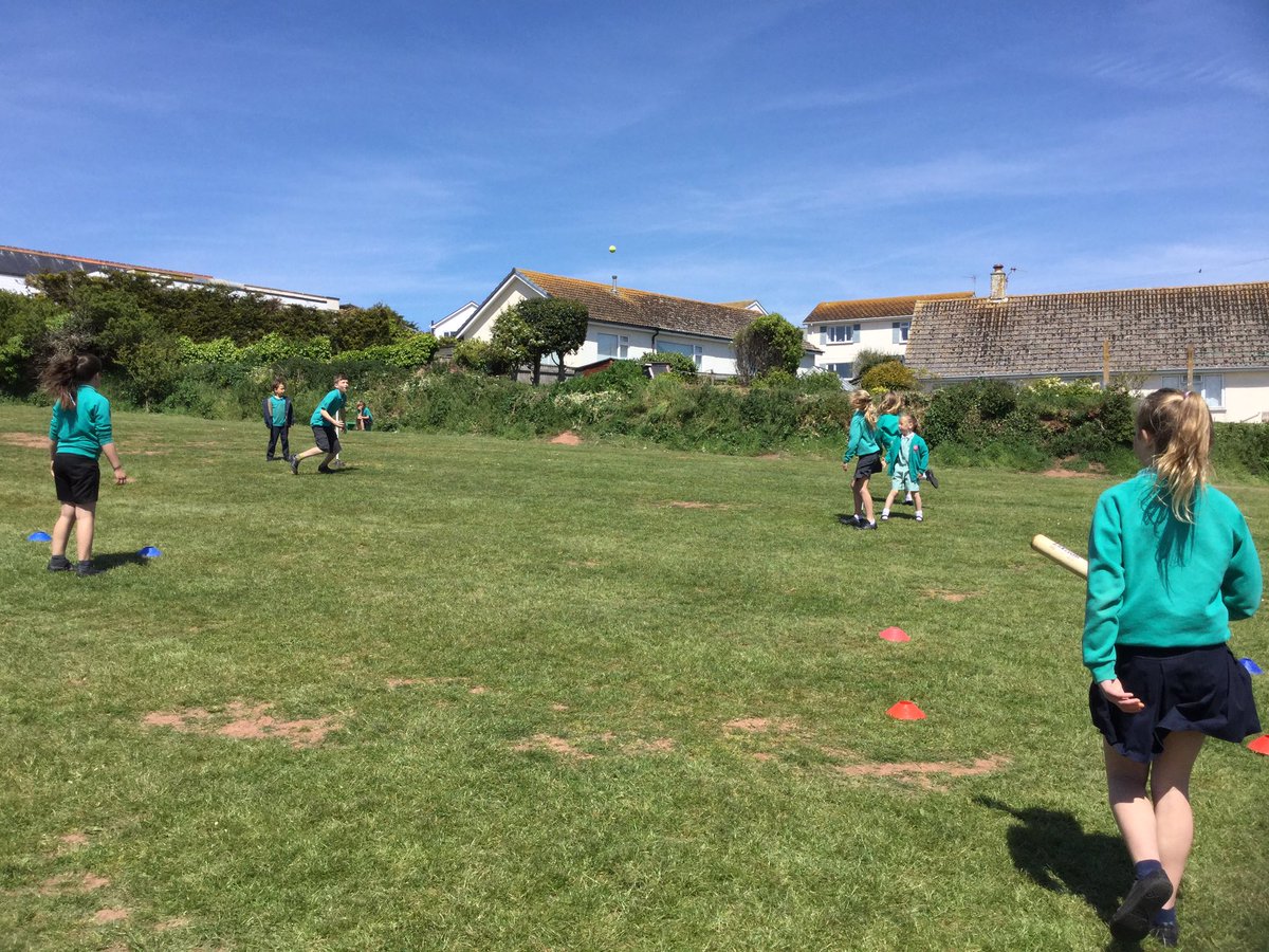 ASTLAP's tweet image. Yarmer joined Bantham for their first ever game of rounders this afternoon! The older children were excellent role models and guided them through the rules of the game brilliantly. #MissWordenwillbeproud #teamgames #passingontheknowledge #havingfun @LAPacademies @SpiresCollege