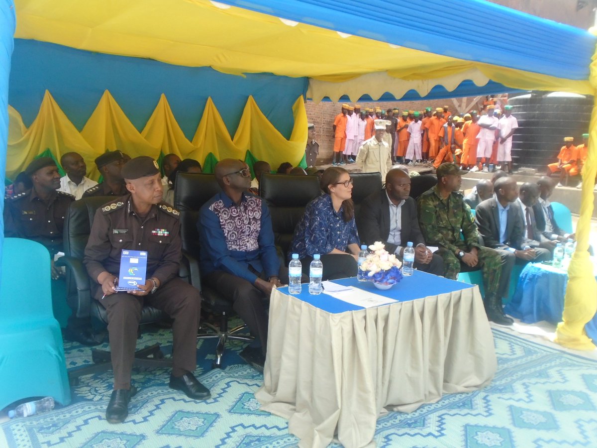 PrisonRubavu's tweet photo. Uyu munsi: Hon Minisitiri BusingyeJohns arikumwe na CG George RWIGAMBA , basuye Gereza ya Rubavu yababwiye abafunzwe ko nabo ari Abanyarwanda nkabandi abakangurira kwirinda ibyaha byose, uru ruzinduko rwanitabiriwe na Ambassador wa Swede Hamwe n'umuyobozi w'Akarere ka Rubavu https://t.co/W5YRY1Fc4Y