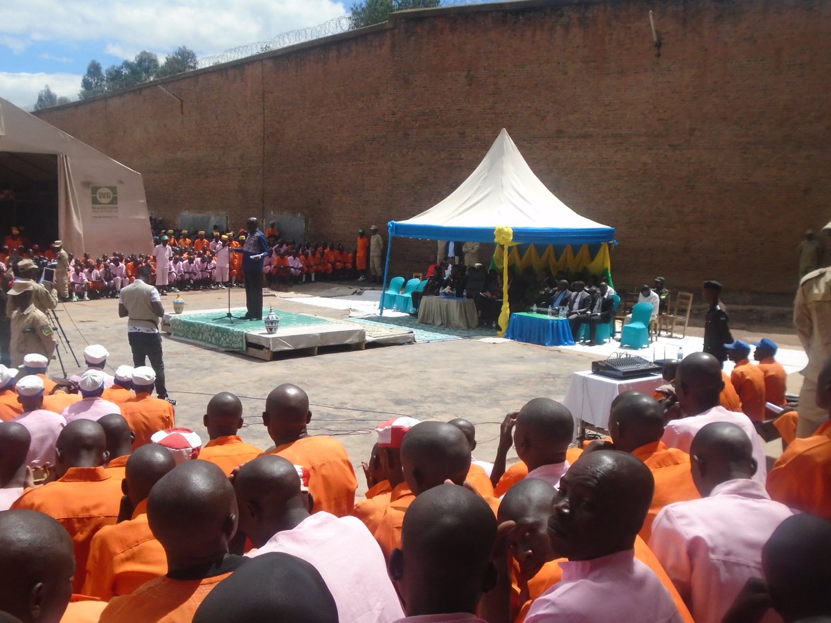 PrisonRubavu's tweet photo. Uyu munsi: Hon Minisitiri BusingyeJohns arikumwe na CG George RWIGAMBA , basuye Gereza ya Rubavu yababwiye abafunzwe ko nabo ari Abanyarwanda nkabandi abakangurira kwirinda ibyaha byose, uru ruzinduko rwanitabiriwe na Ambassador wa Swede Hamwe n'umuyobozi w'Akarere ka Rubavu https://t.co/W5YRY1Fc4Y